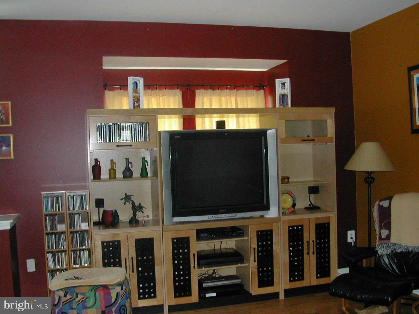 13944 Lullaby Road Germantown, MD 20874 - Photo 8 of 15 Living Room