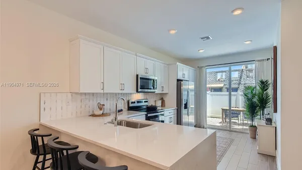 $4,300 | 117 Southwest 170th Avenue, Unit 117, Pembroke Pines, FL 33027