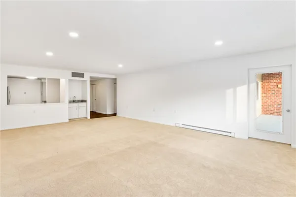 $3,000 | 30 Argyle Avenue, Unit 206, Riverside, RI 02915