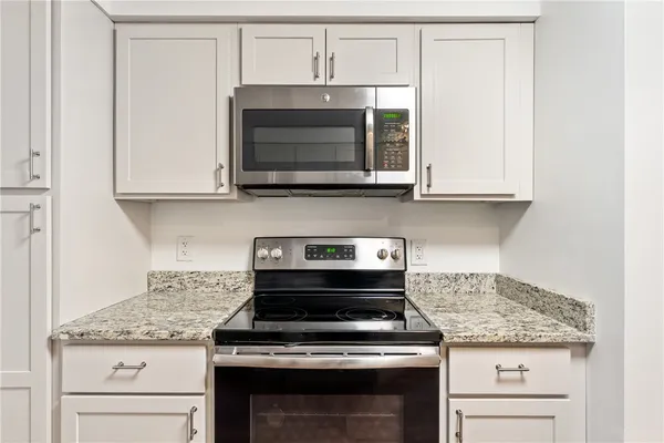 $3,000 | 30 Argyle Avenue, Unit 206, Riverside, RI 02915