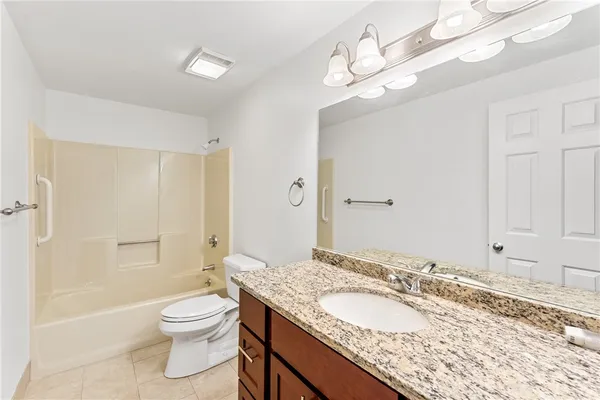 $3,000 | 30 Argyle Avenue, Unit 206, Riverside, RI 02915