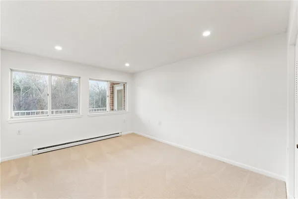 $3,000 | 30 Argyle Avenue, Unit 206, Riverside, RI 02915