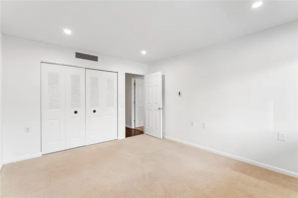 $3,000 | 30 Argyle Avenue, Unit 206, Riverside, RI 02915