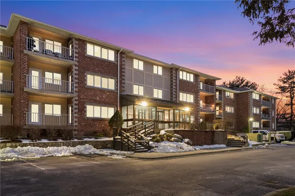 $3,000 | 30 Argyle Avenue, Unit 206, Riverside, RI 02915