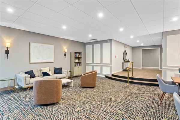 $3,000 | 30 Argyle Avenue, Unit 206, Riverside, RI 02915