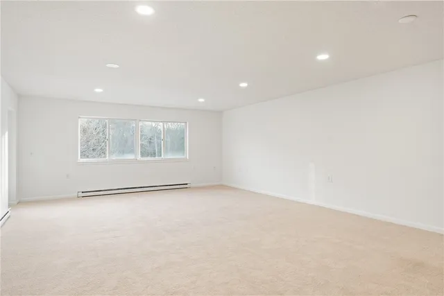 $3,000 | 30 Argyle Avenue, Unit 206, East Providence, RI 02915