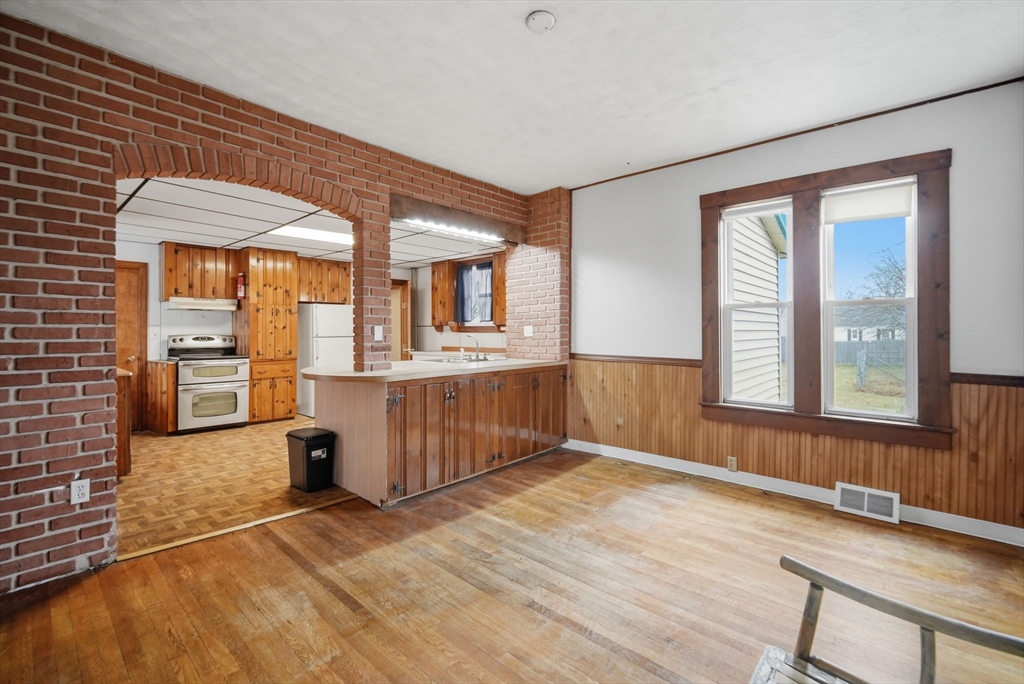 76 Hampden Street Springfield, MA 01151 - Photo 4 of 40 Gallery Image 4