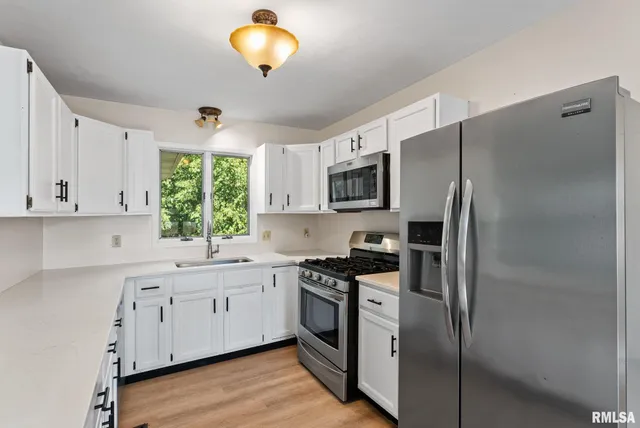 $299,900 | 2461 Bobwhite Drive, Muscatine, IA 52761