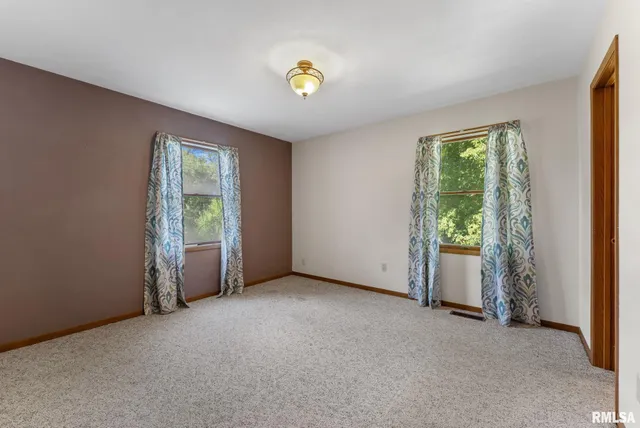 $299,900 | 2461 Bobwhite Drive, Muscatine, IA 52761