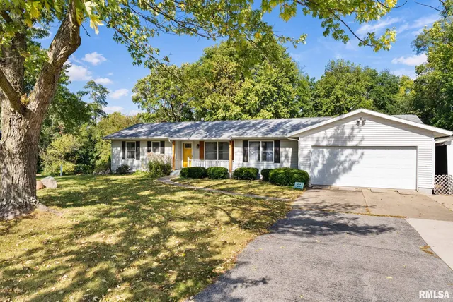 $299,900 | 2461 Bobwhite Drive, Muscatine, IA 52761