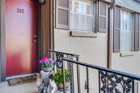 $139,500 | 4203 Avondale Avenue, Unit 202, Dallas, TX 75219