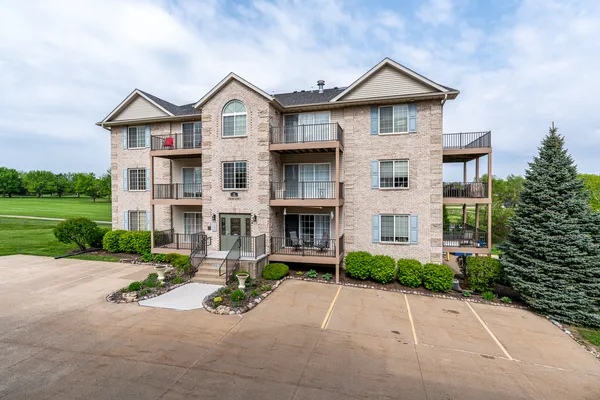 $249,500 | 2958 Holiday Court, Unit 9, Bettendorf, IA 52722
