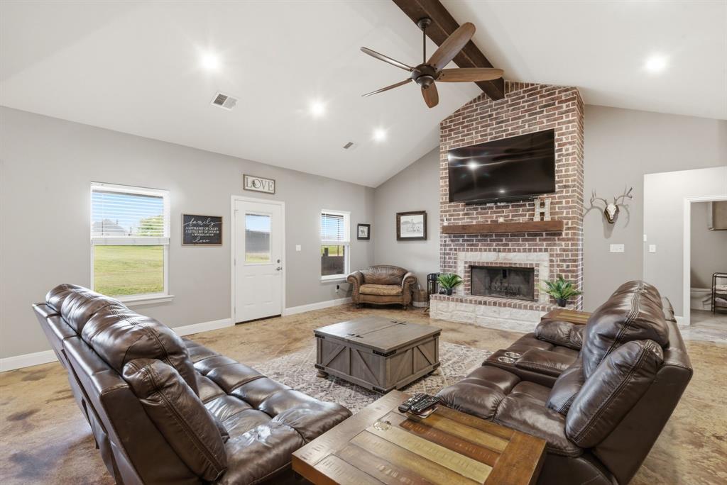 1012 Justin Drive Springtown, TX 76082 - Photo 4 of 40