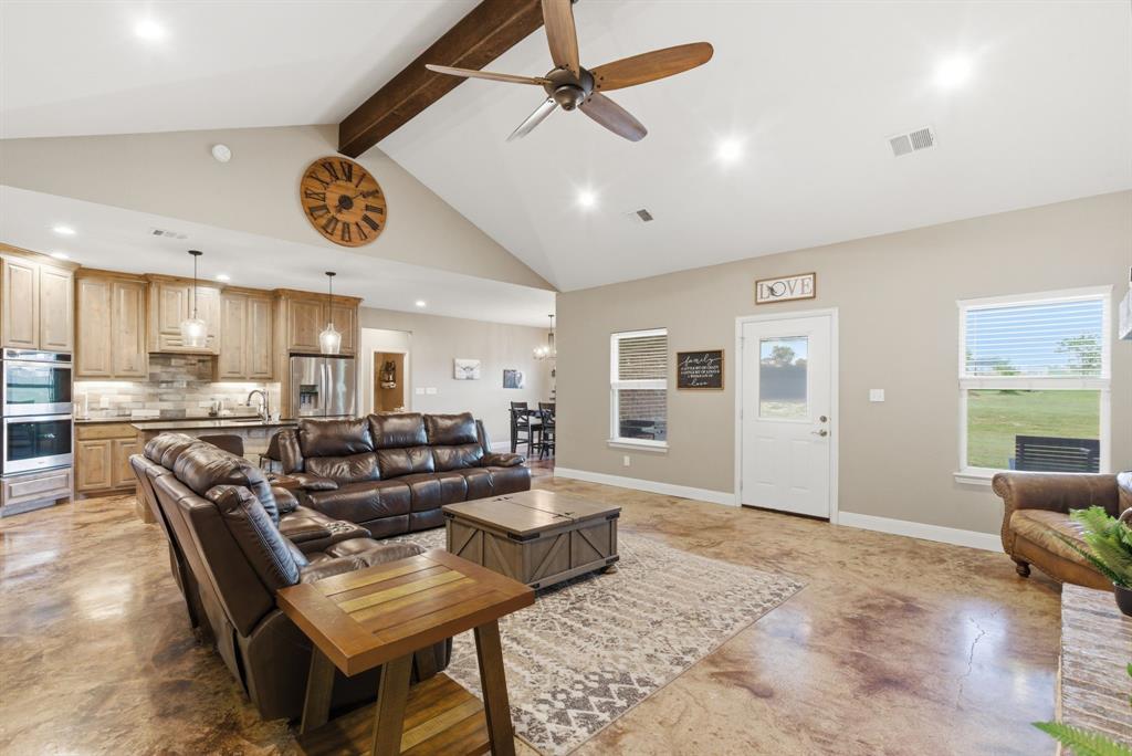 1012 Justin Drive Springtown, TX 76082 - Photo 5 of 40