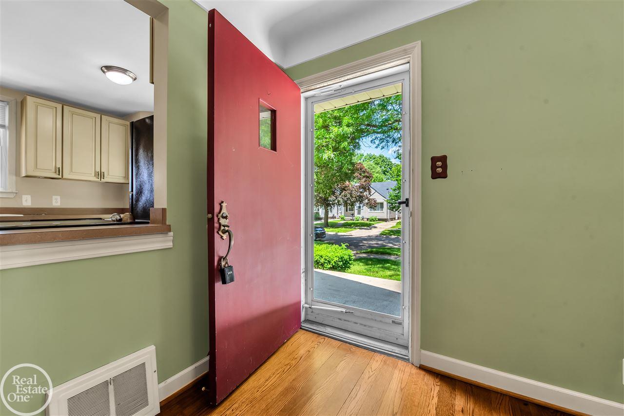 2051 Roslyn Road Grosse Pointe, MI 48236 - Photo 2 of 25 50078870-1.JPG