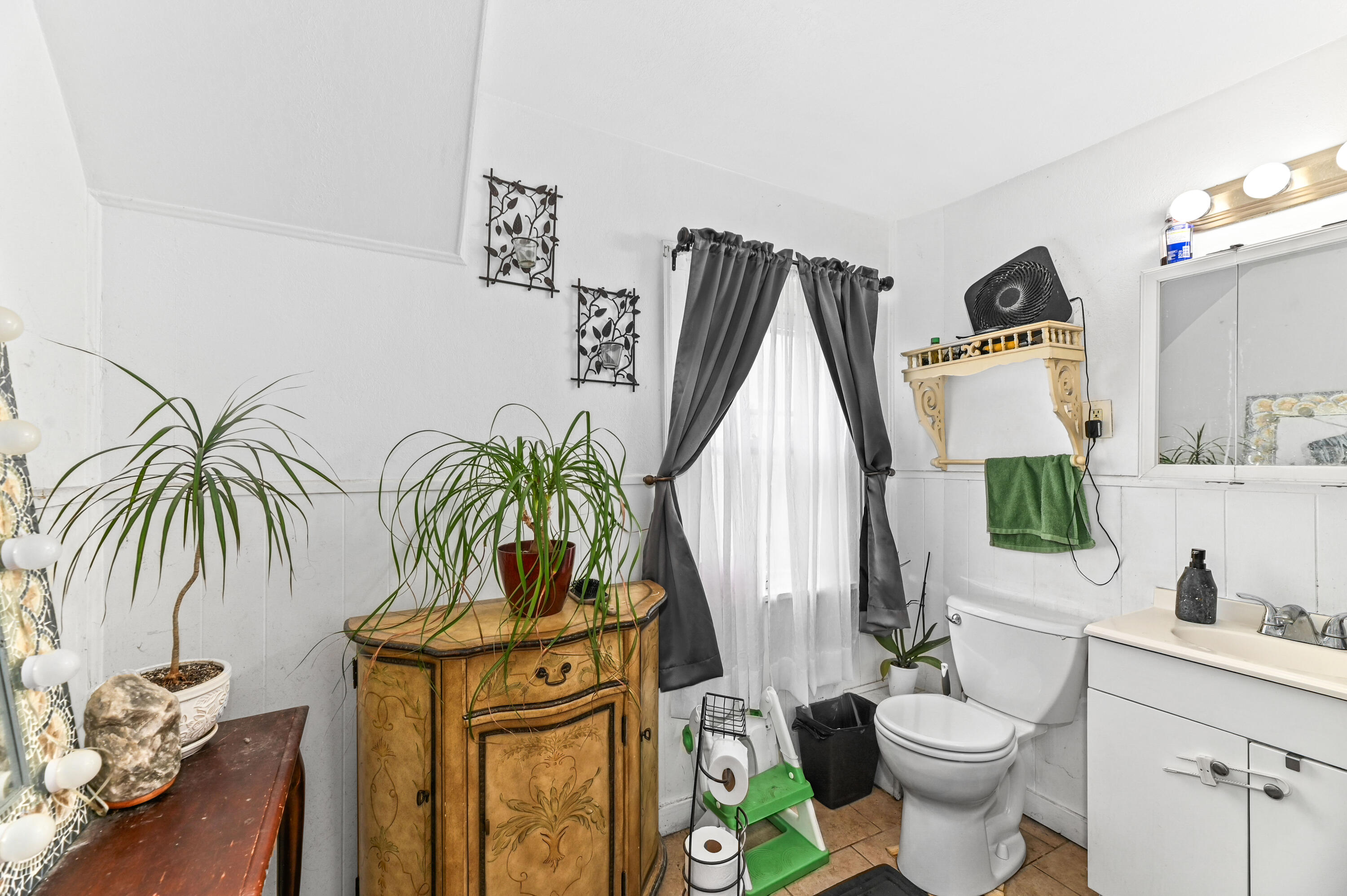 2437 South 29th Street Milwaukee, WI 53215 - Photo 13 of 28 Bathroom