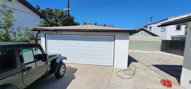 a view of entryway with a wooden fence