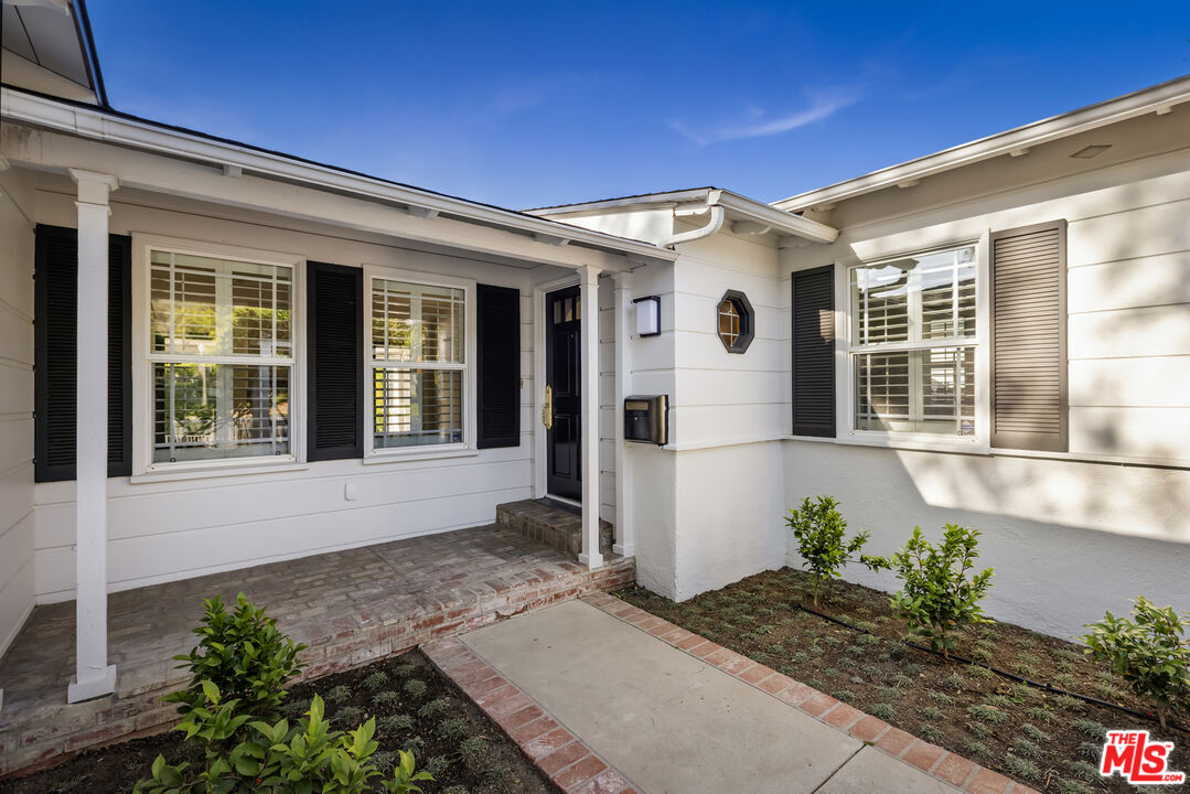 12153 Maxwellton Road Studio City, CA 91604 - Photo 3 of 48