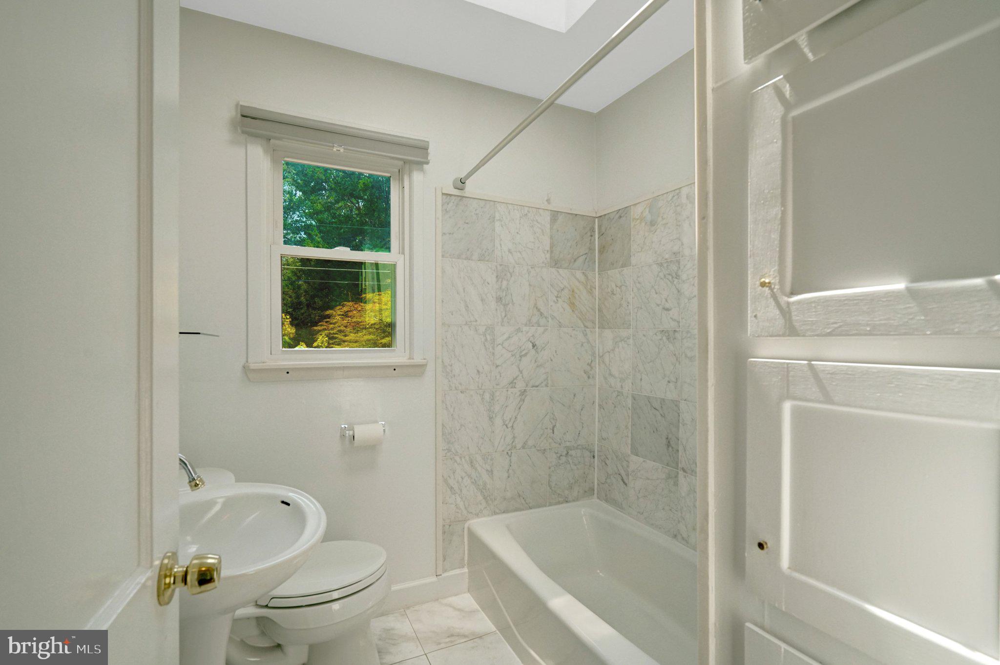 8015 New Market Road Alexandria, VA 22308 - Photo 17 of 41 Full bathroom
