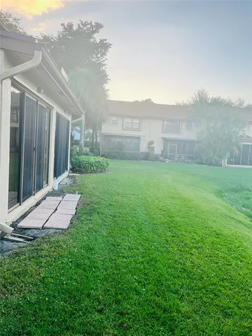 a view of a back yard