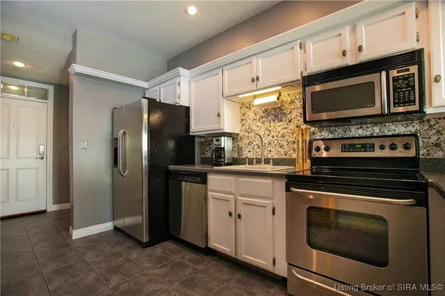 $239,000 | 1 Riverpointe Plaza, Unit 820, Jeffersonville, IN 47130