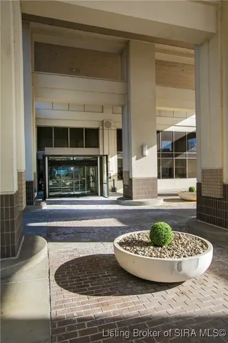 $239,000 | 1 Riverpointe Plaza, Unit 820, Jeffersonville, IN 47130