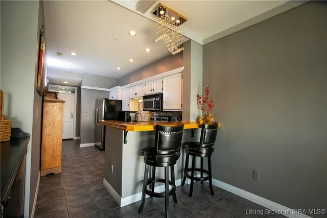 $239,000 | 1 Riverpointe Plaza, Unit 820, Jeffersonville, IN 47130