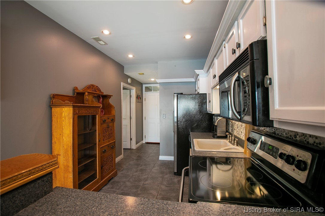 1 Riverpointe Plaza, Unit 820 Jeffersonville, IN 47130 - Photo 25 of 56 Smooth ceilings and added can lights.
