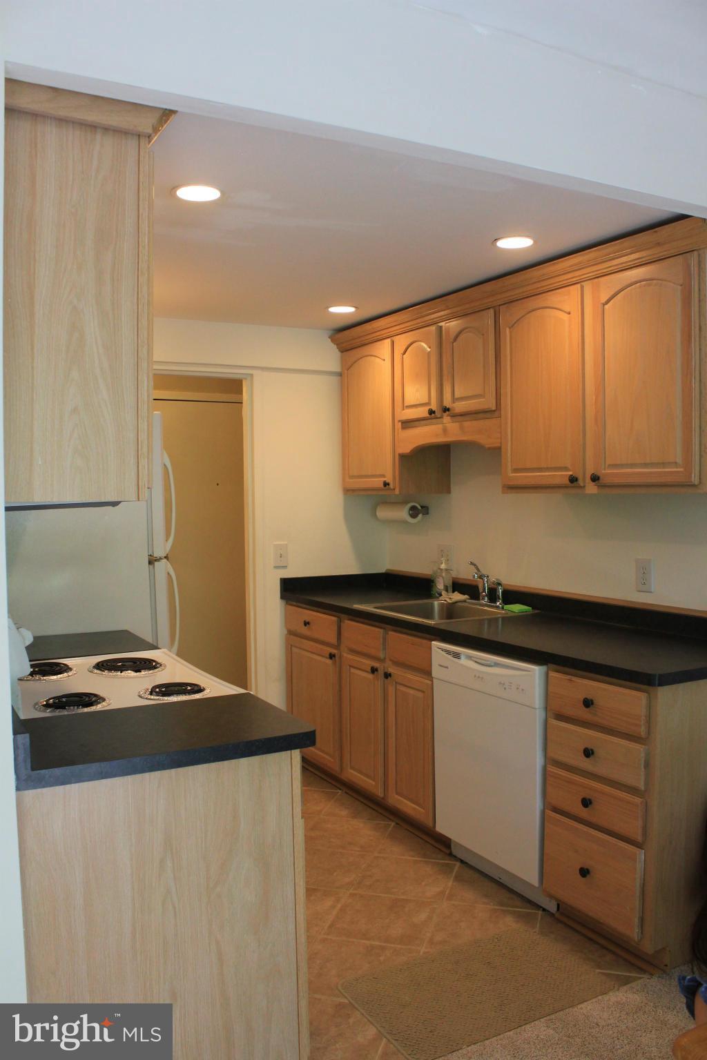 11617 Stoneview Square, Unit 22C Reston, VA 20191 - Photo 3 of 9 Kitchen