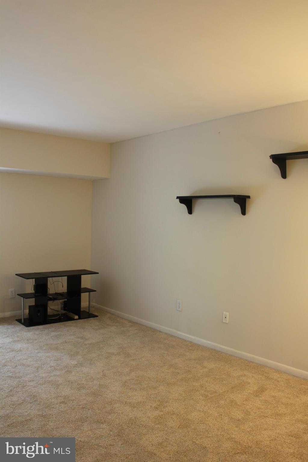 11617 Stoneview Square, Unit 22C Reston, VA 20191 - Photo 6 of 9 Living Room