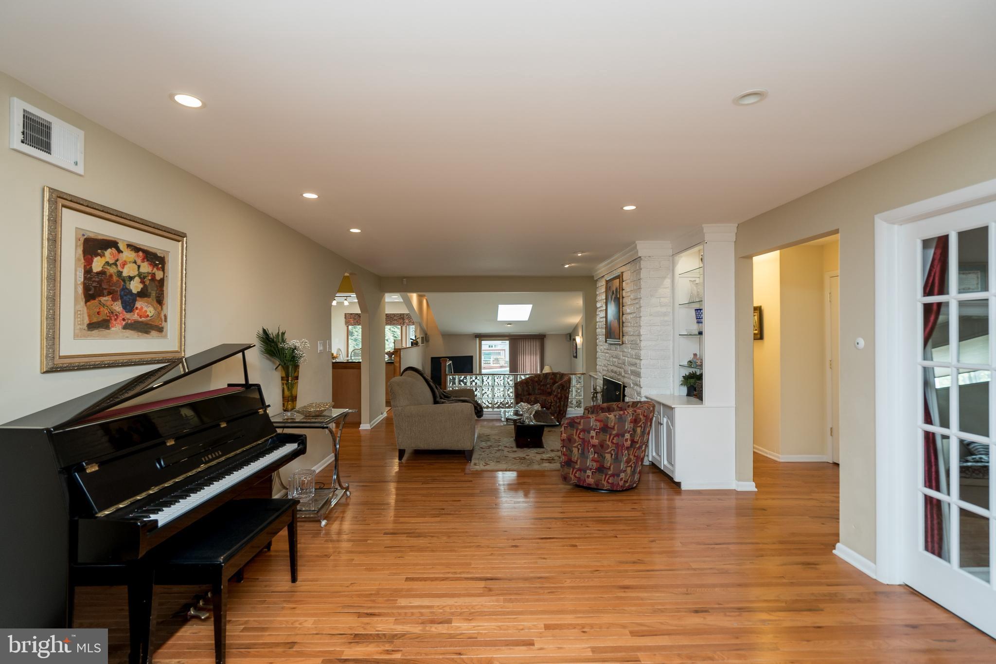 722 Yale Road Bala Cynwyd, PA 19004 - Photo 7 of 45 Foyer leading to Living Room