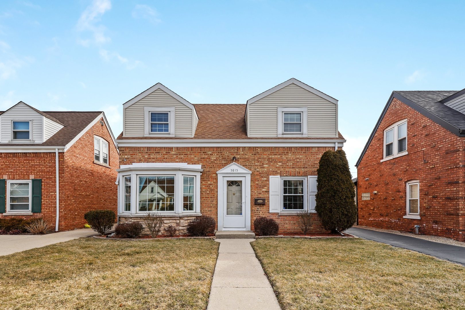 a view of a yard in front of house