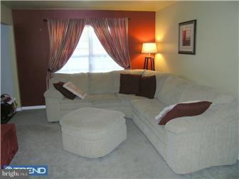 558 Paddock Circle Telford, PA 18969 - Photo 3 of 12 Living Room