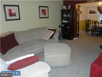 558 Paddock Circle Telford, PA 18969 - Photo 4 of 12 Living Room