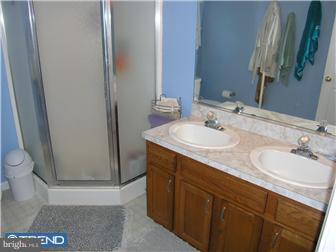 558 Paddock Circle Telford, PA 18969 - Photo 6 of 12 Bathroom