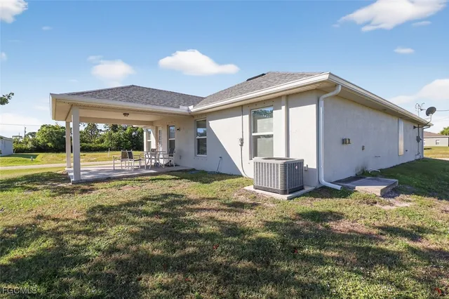 a view of a house with backyard and porch