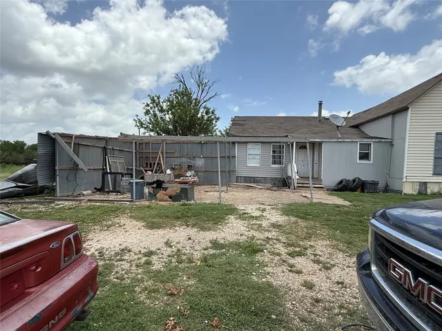 a view of a yard in front of house