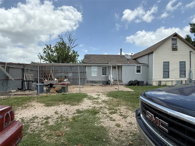 a view of a house with backyard