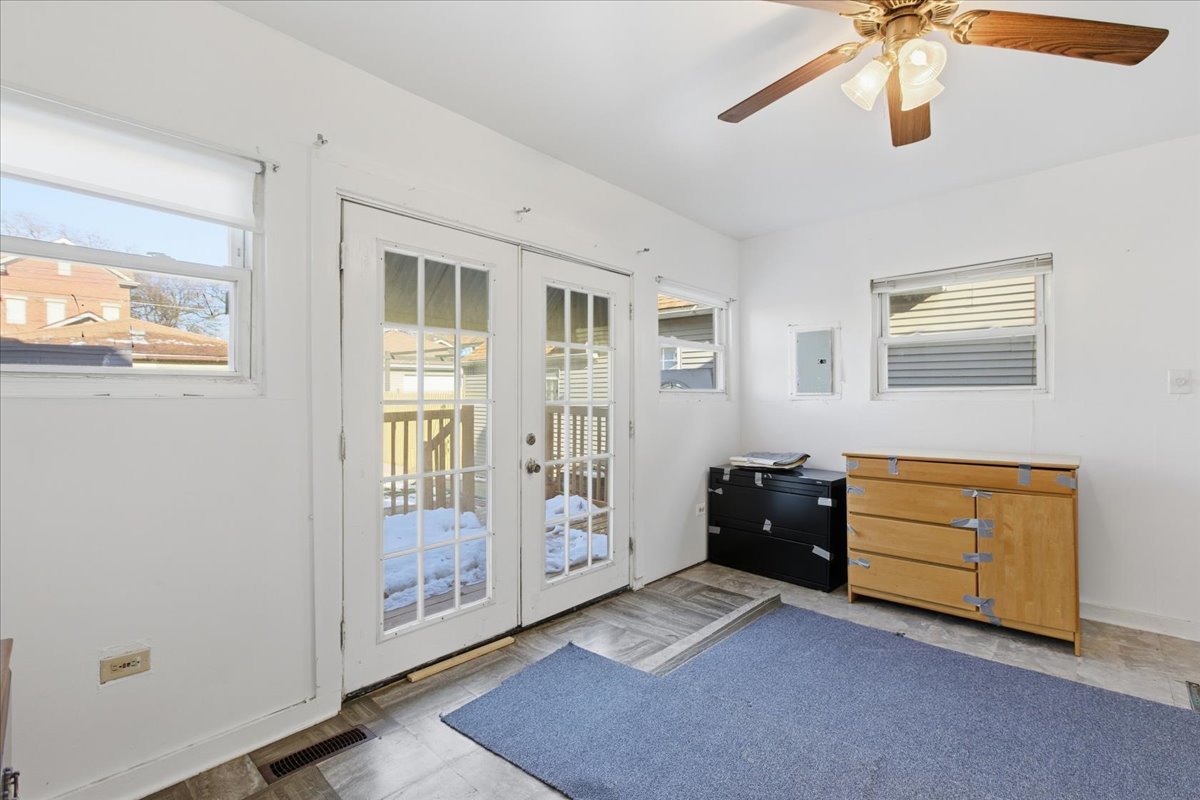 516 West 45th Place Chicago, IL 60609 - Photo 6 of 12 a room with furniture and window