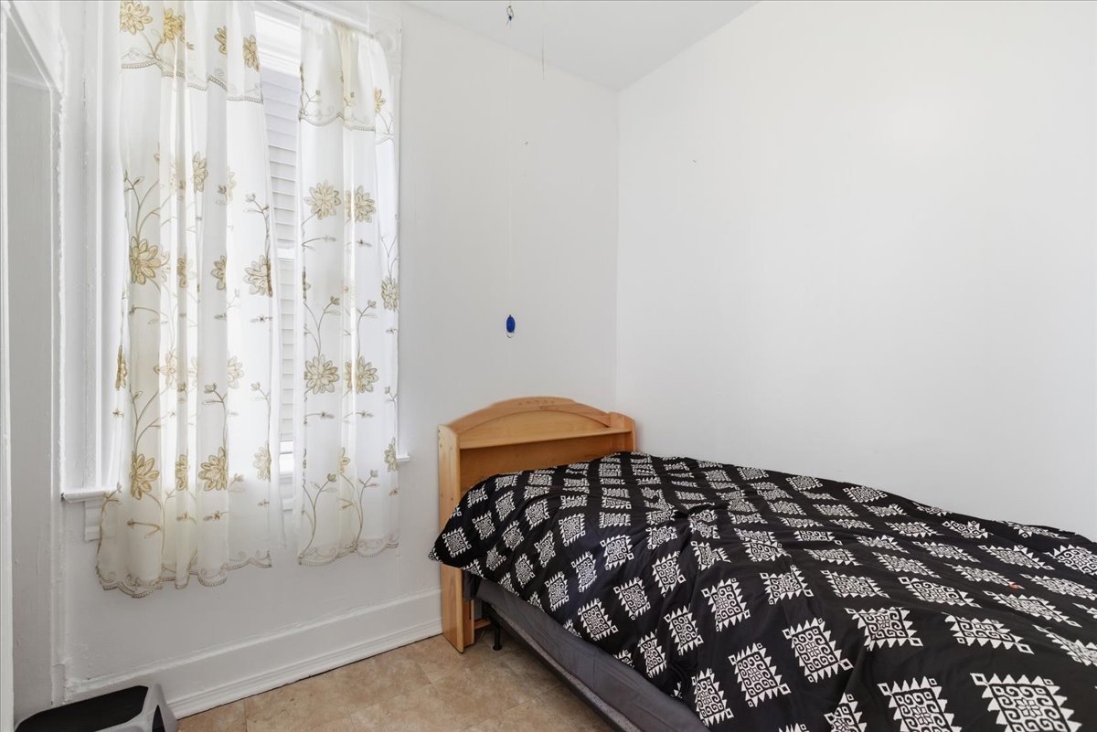 516 West 45th Place Chicago, IL 60609 - Photo 7 of 12 a bedroom with a bed and curtain