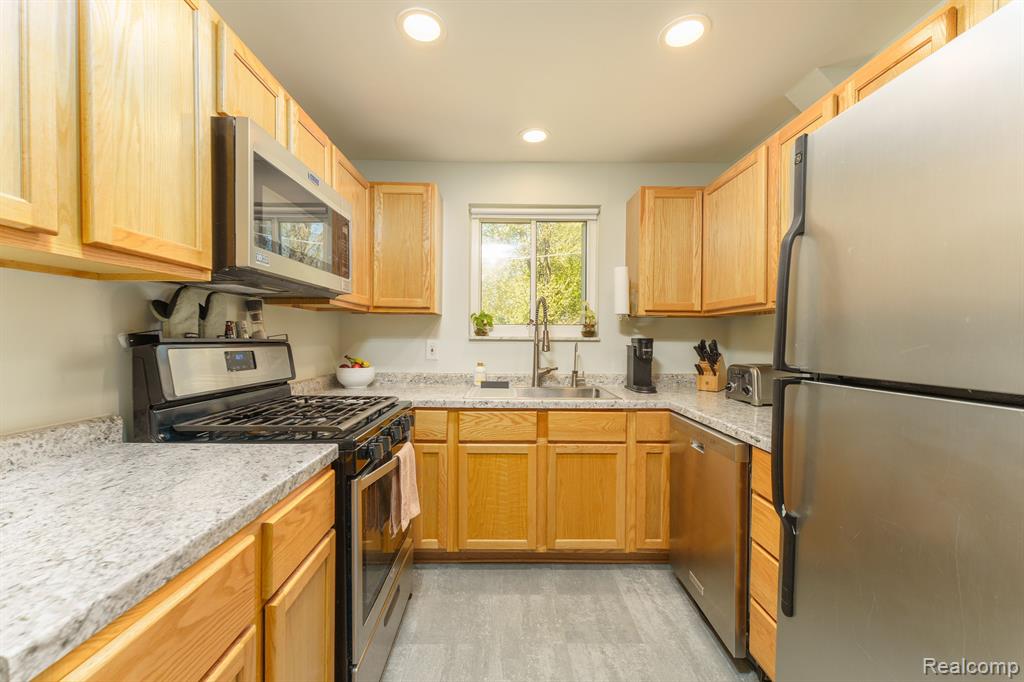 28615 Rollcrest Road Farmington Hills, MI 48334 - Photo 12 of 24