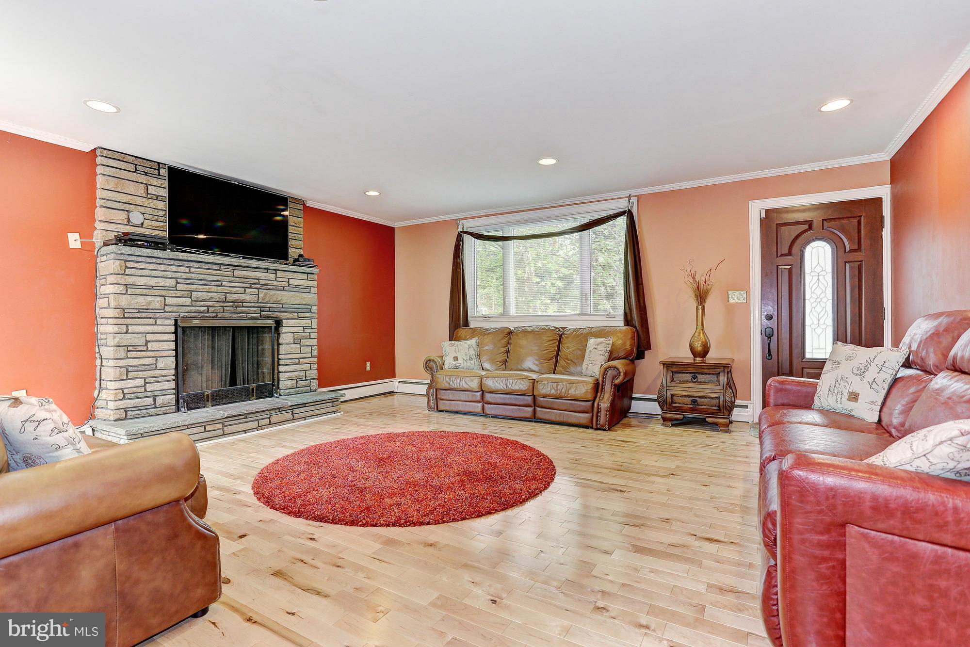 8449 Pleasant Plains Road Towson, MD 21286 - Photo 3 of 26 Living Room