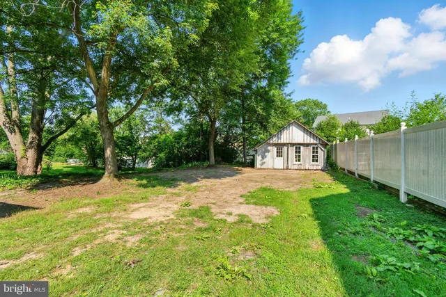 a view of a house with yard and basketball court