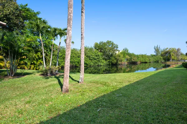 $229,900 | 5570 Lakeside Drive, Unit 102, Margate, FL 33063