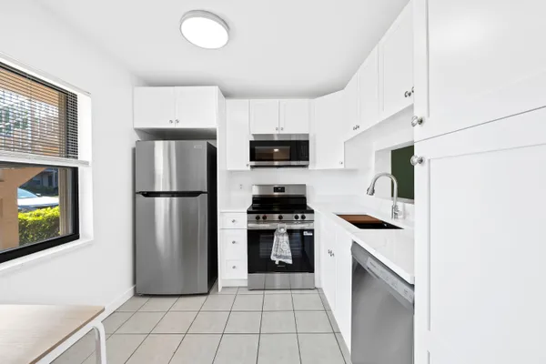 $229,900 | 5570 Lakeside Drive, Unit 102, Margate, FL 33063