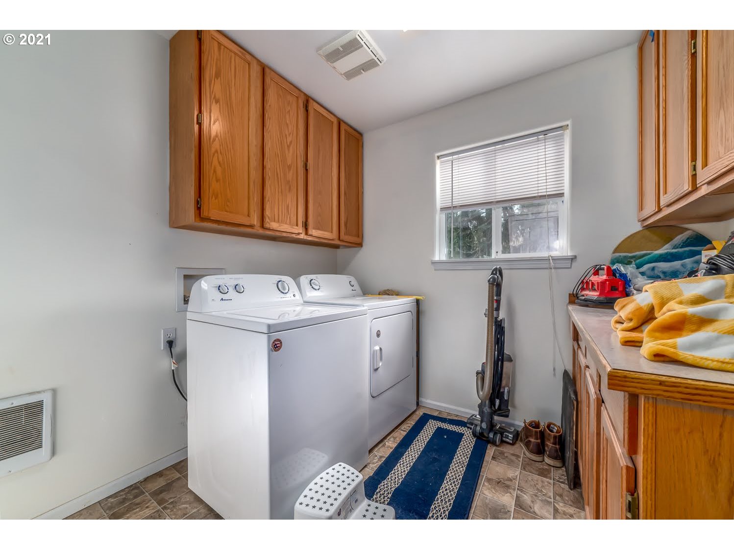 238 South 68th Court Springfield, OR 97478 - Photo 15 of 31 a utility room with closet dryer and washer