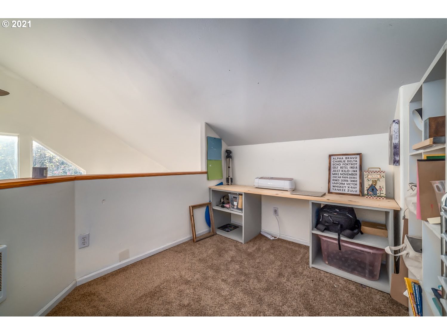 238 South 68th Court Springfield, OR 97478 - Photo 19 of 31 a workspace with furniture and window