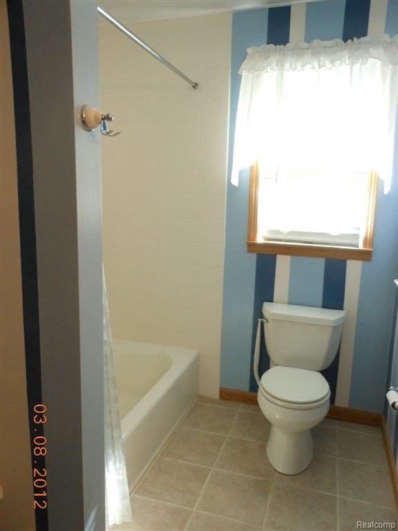 6423 South Byron Road Durand, MI 48429 - Photo 15 of 19 FULL BATH.jpg