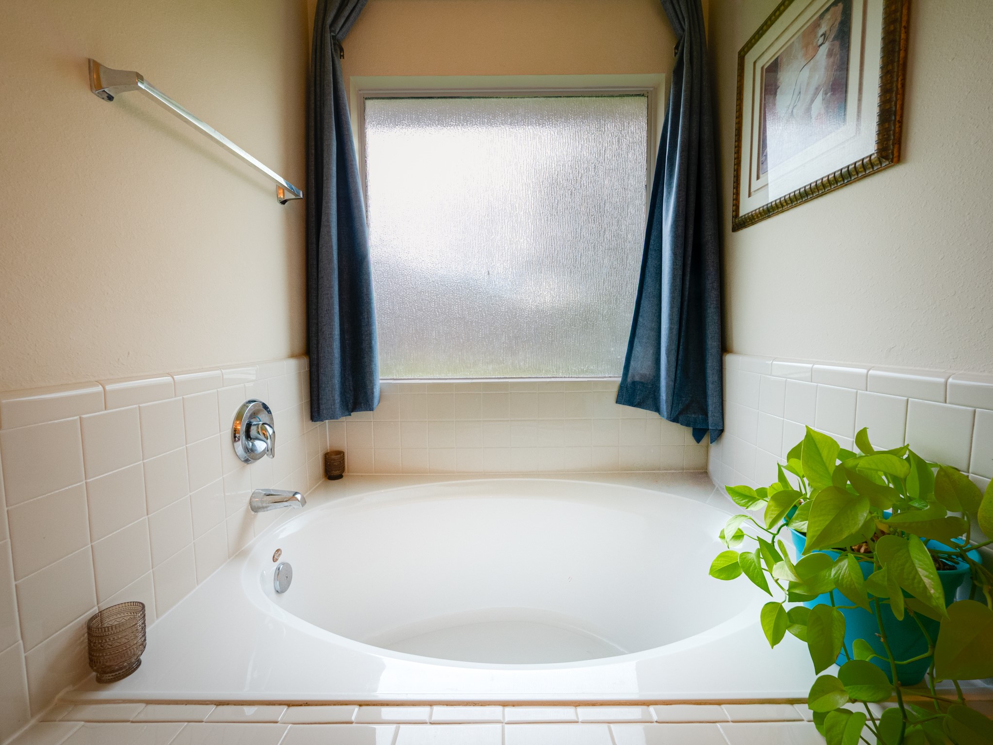22106 Bridgestone Crossing Drive Spring, TX 77388 - Photo 18 of 26 Privacy glass for those long tub soaks.