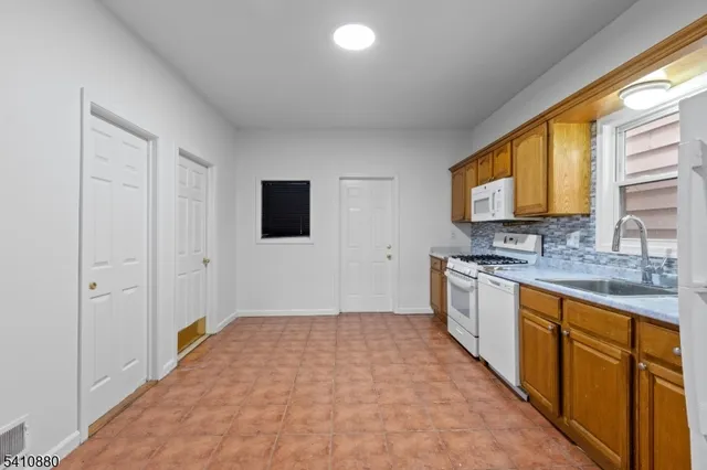 $2,400 | 552 Franklin Street, Unit 1, Elizabeth Port, NJ 07206